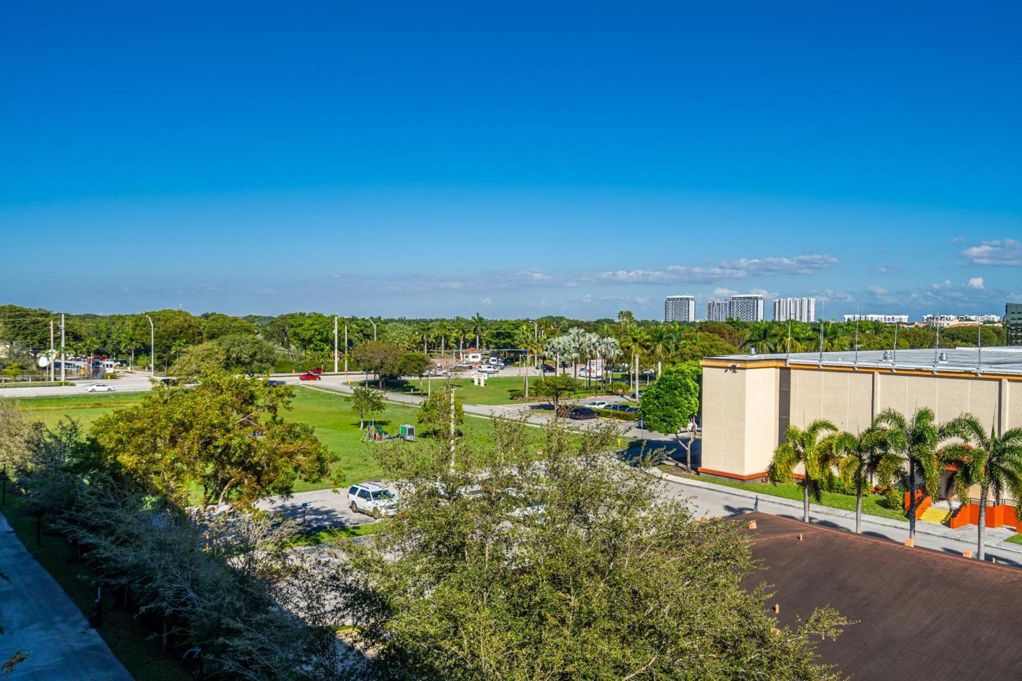 Amazing 2 Bedroom Unit In Doral Miami With Free Parking Hialeah Gardens Bagian luar foto