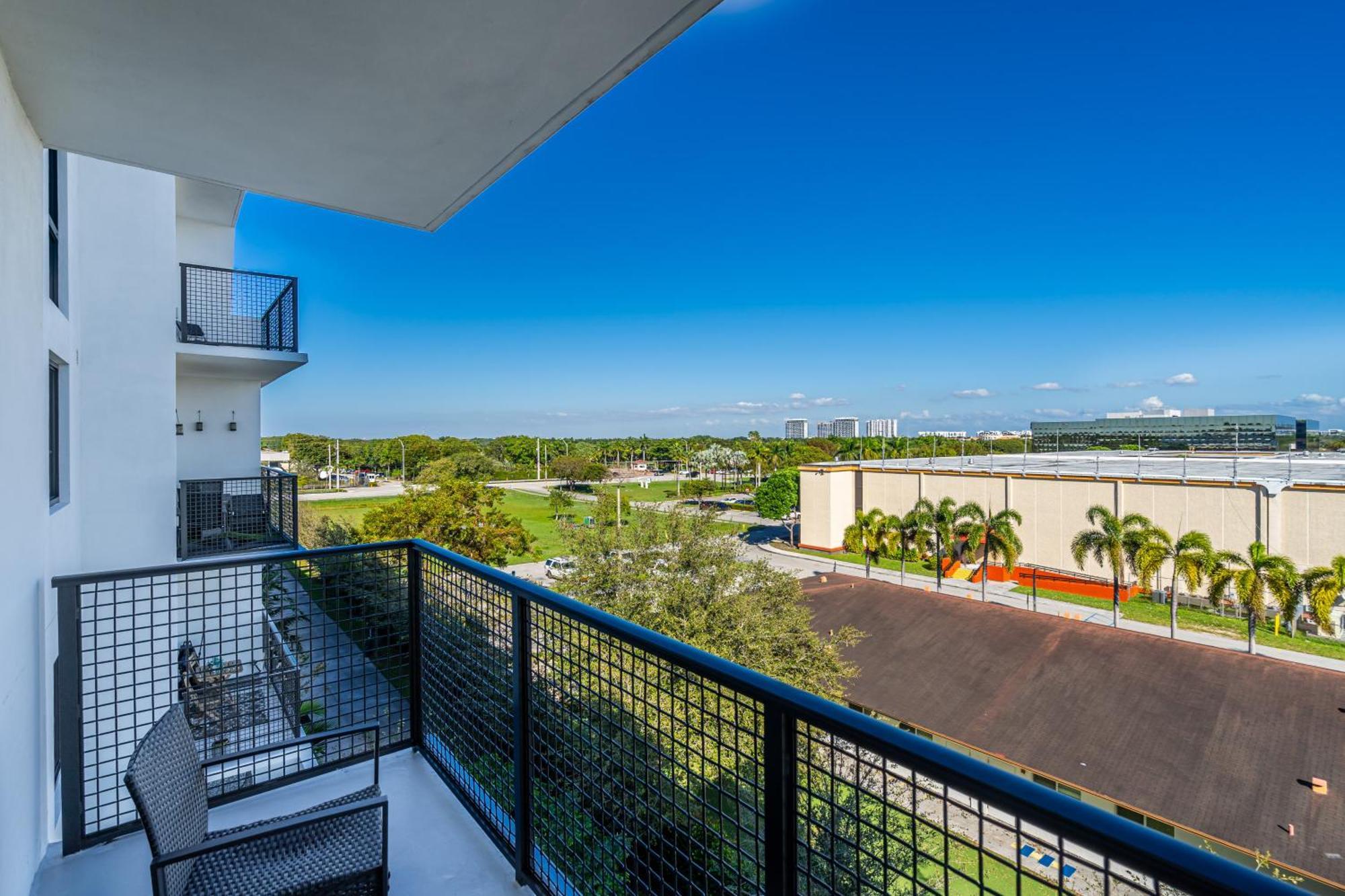 Amazing 2 Bedroom Unit In Doral Miami With Free Parking Hialeah Gardens Bagian luar foto