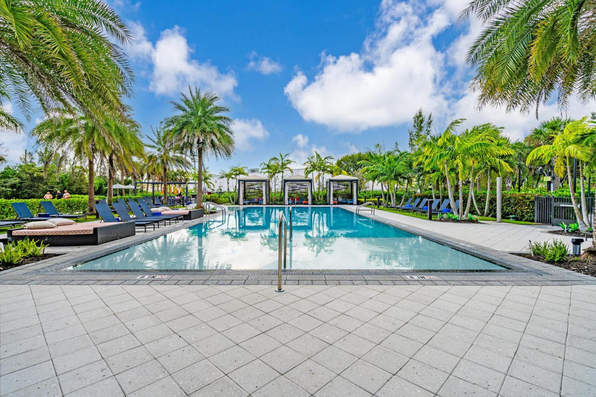 Amazing 2 Bedroom Unit In Doral Miami With Free Parking Hialeah Gardens Bagian luar foto