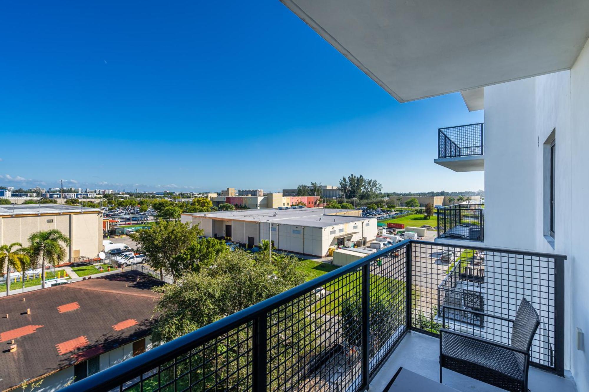 Amazing 2 Bedroom Unit In Doral Miami With Free Parking Hialeah Gardens Bagian luar foto