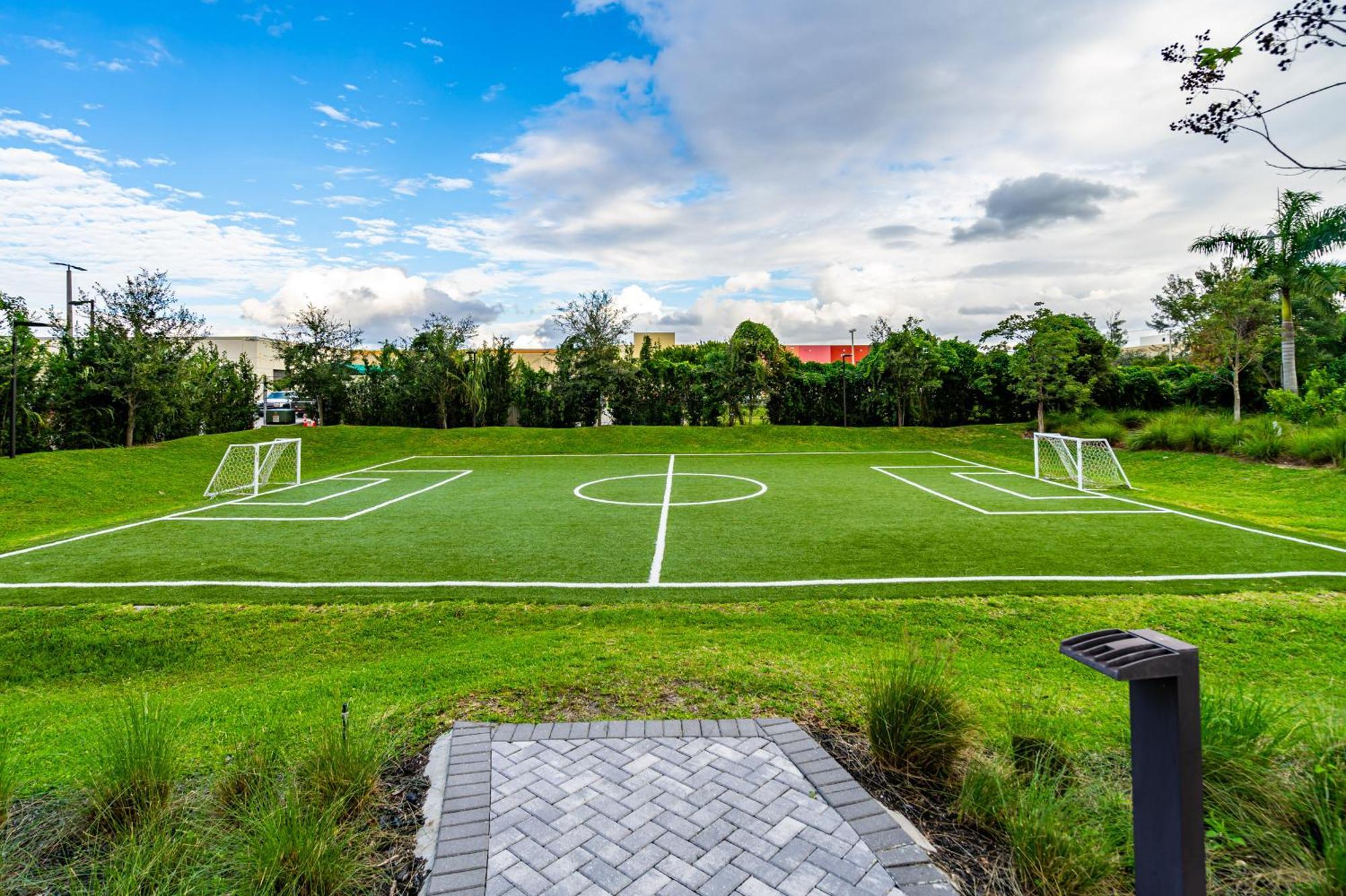 Amazing 2 Bedroom Unit In Doral Miami With Free Parking Hialeah Gardens Bagian luar foto
