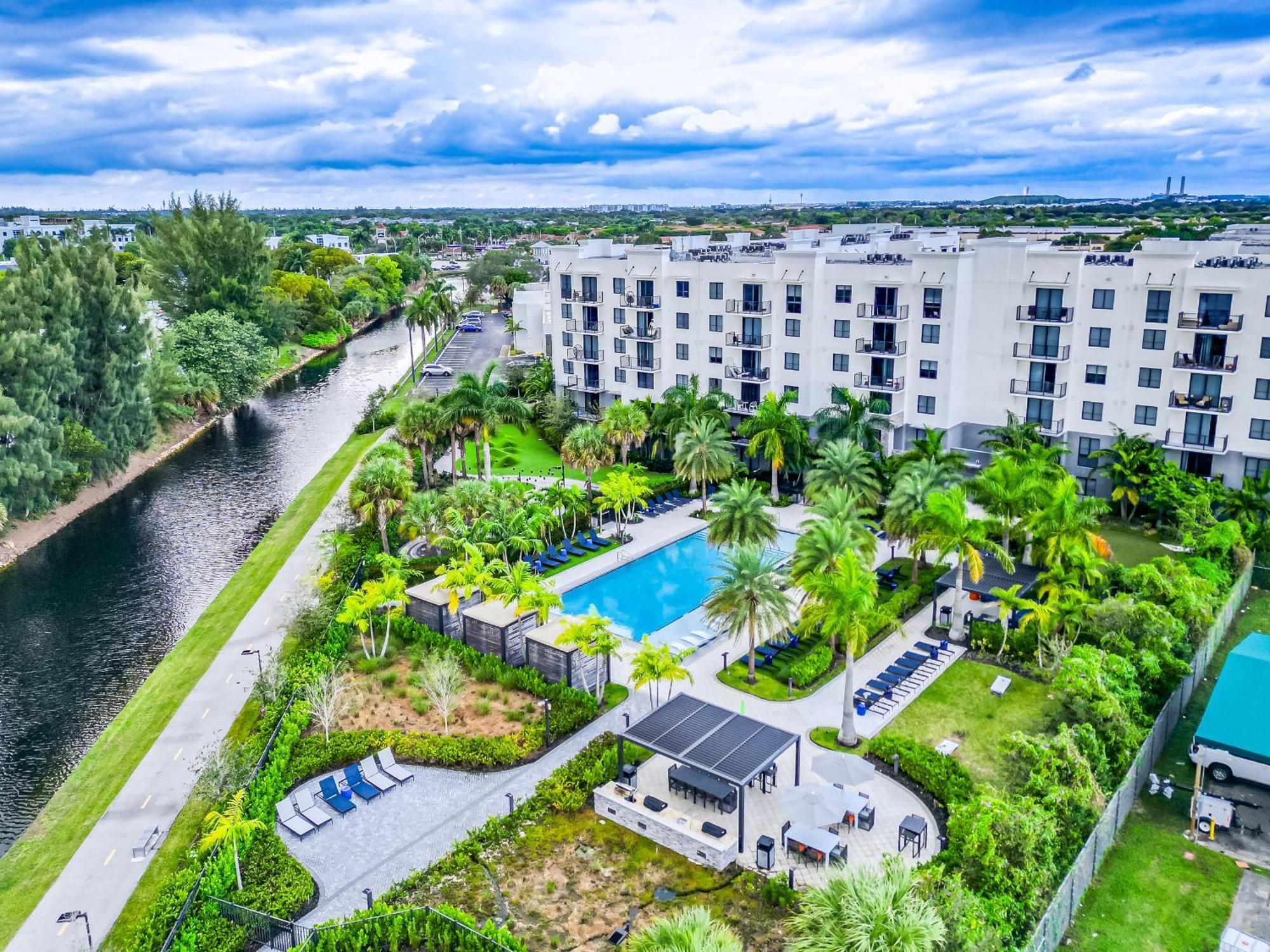 Amazing 2 Bedroom Unit In Doral Miami With Free Parking Hialeah Gardens Bagian luar foto